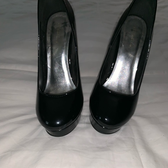 Heels - Picture 2 of 4